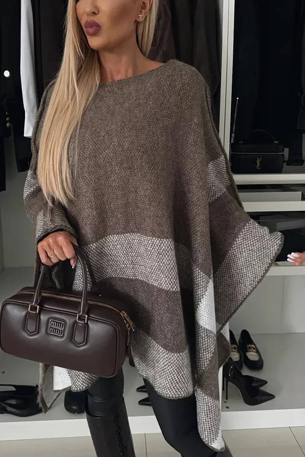 Stilla | Bred Skåret Rude Strik Poncho, Ro og Elegant, Med Batwing Ærmer i Farveblokering