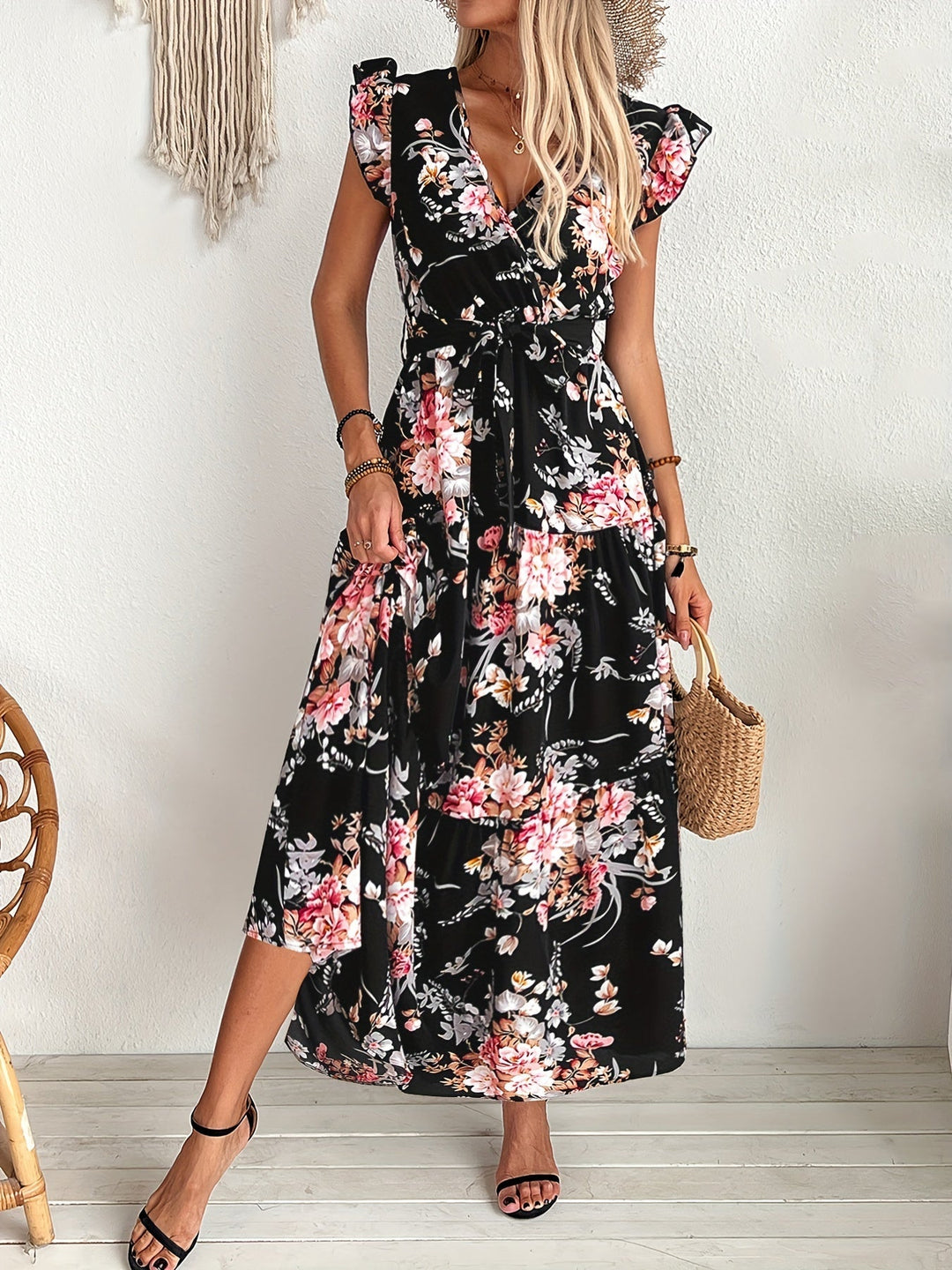 Stilla | Sort Kjole Med Blomstret Print Og Bælte. Elegant Sommerkjole