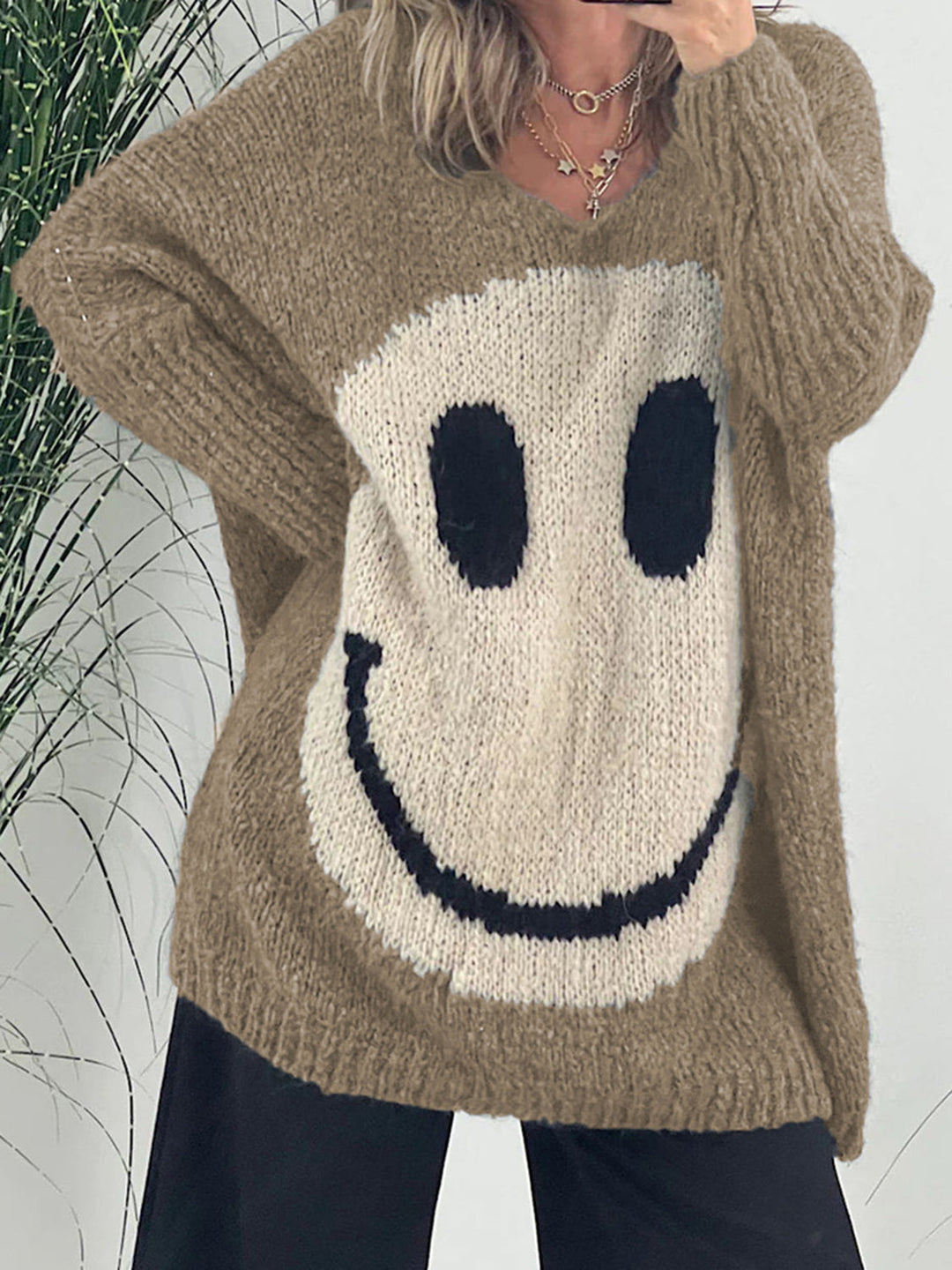 Stilla | Pullover med lange ærmer med et smilende ansigt og V-udskæring