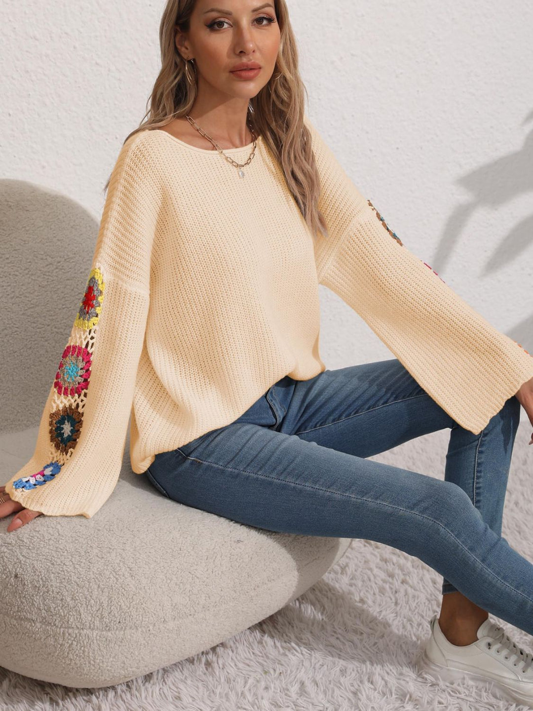 Stilla | Pullover med lange ærmer med hæklet blomster mønster