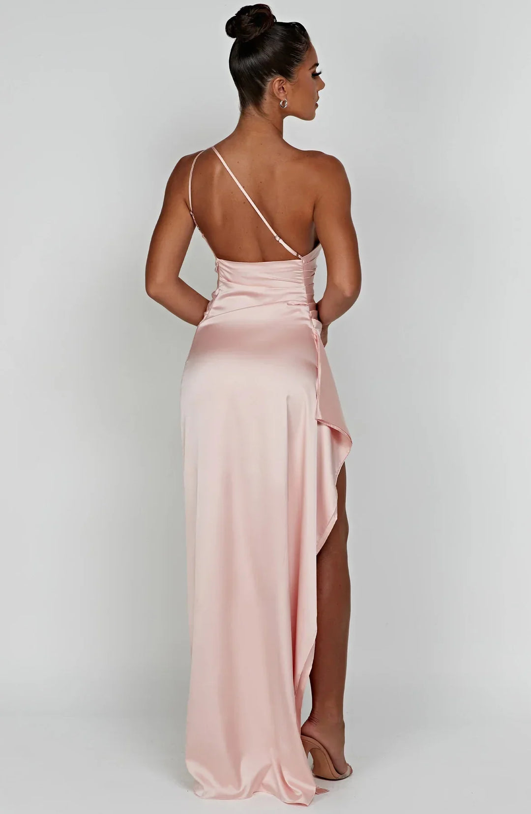 Stilla | En Skulder Plisseret Split Satin Kjole