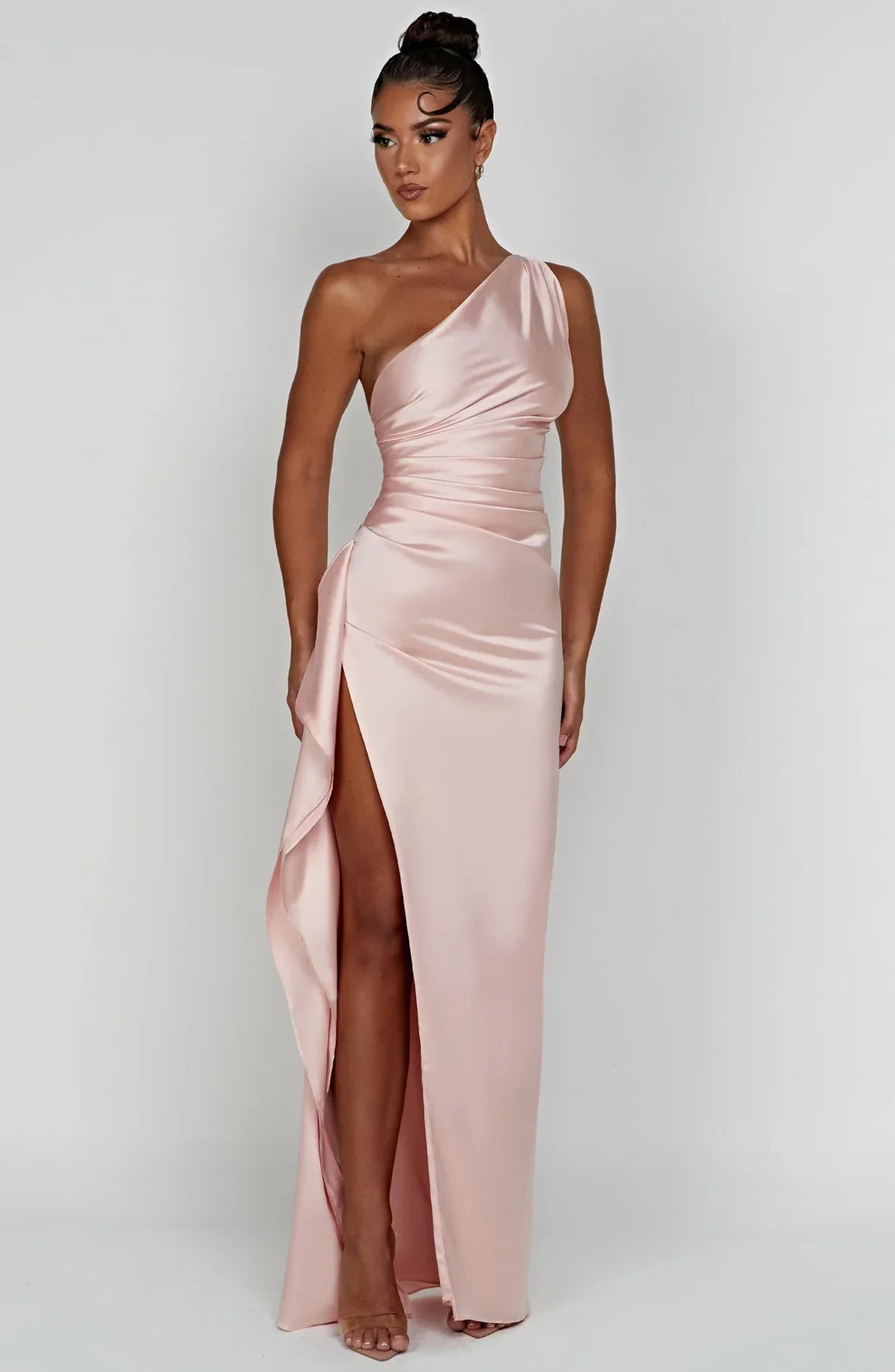 Stilla | En Skulder Plisseret Split Satin Kjole