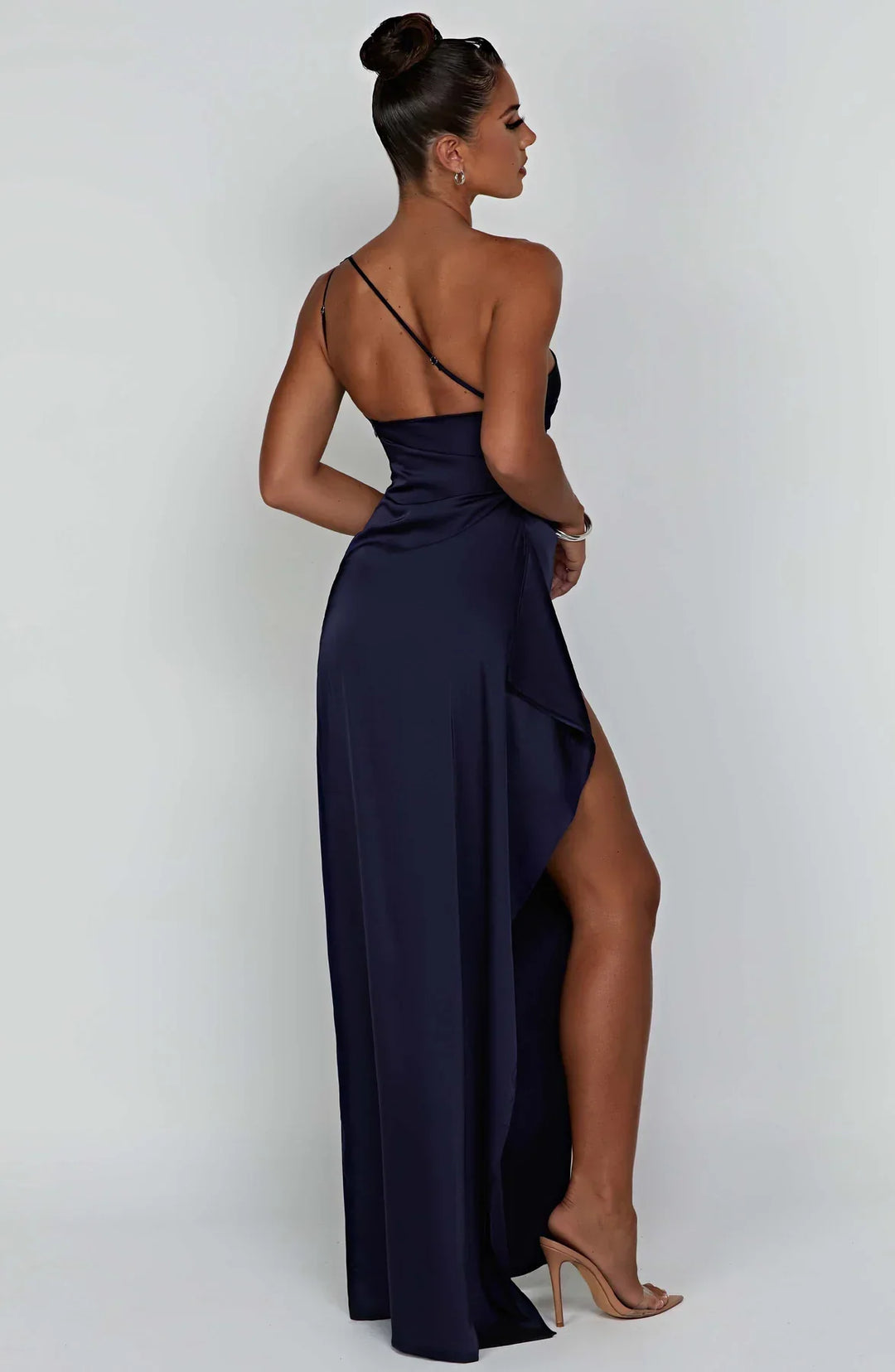 Stilla | En Skulder Plisseret Split Satin Kjole