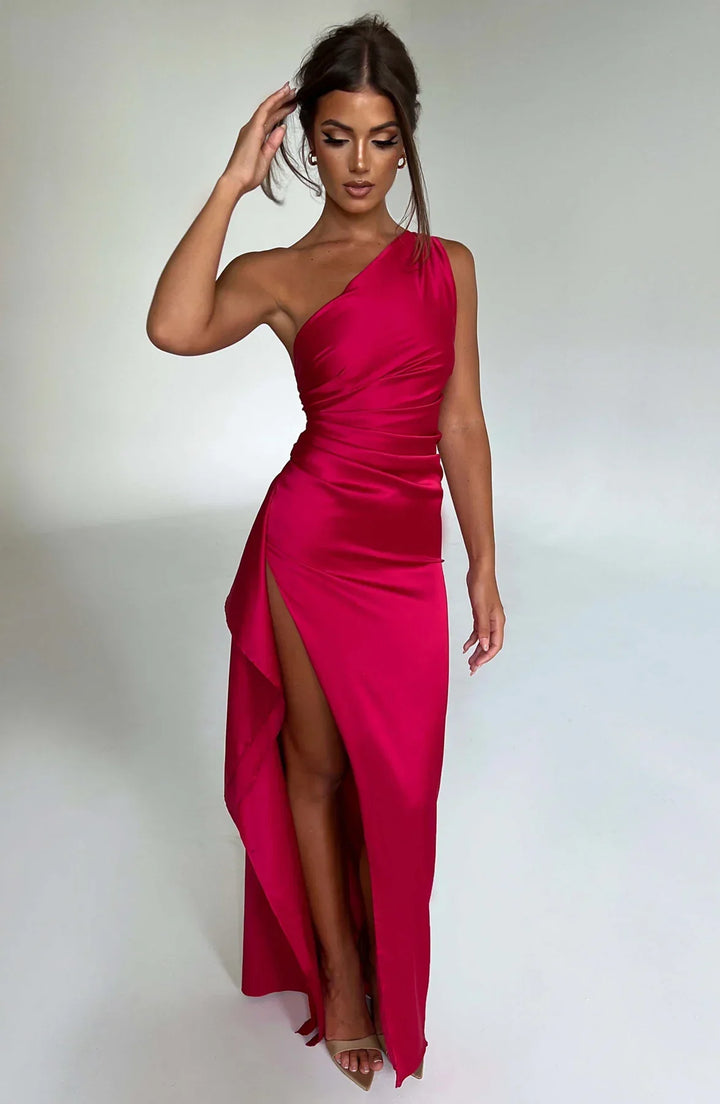 Stilla | En Skulder Plisseret Split Satin Kjole