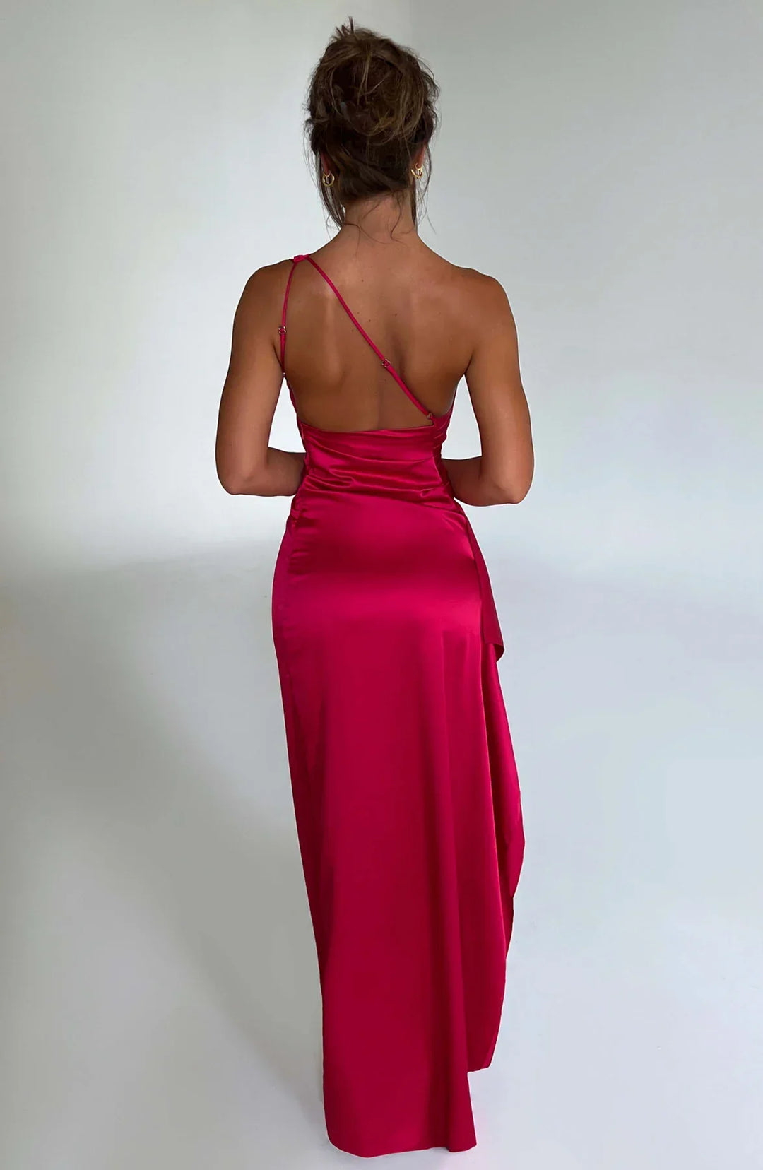 Stilla | En Skulder Plisseret Split Satin Kjole
