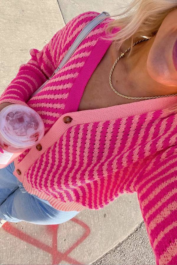 Stilla | Knap Cardigan Med Rosa Striber, Overskårne Skuldre Og V-hals