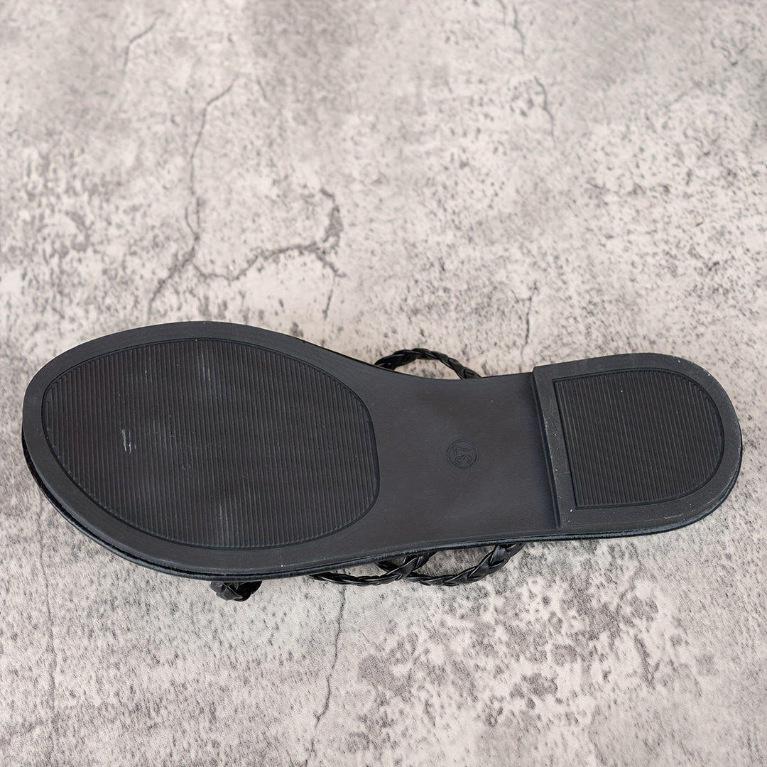 Stilla | Stilfulde Flade Sandaler Til Kvinder Plus Size Med Guld Flet.