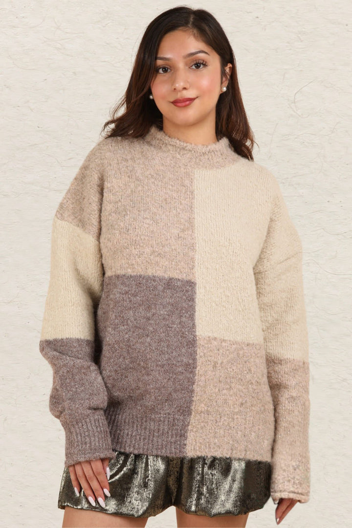 Stilla | Farveblok sweater med mock hals og faldende skuldre