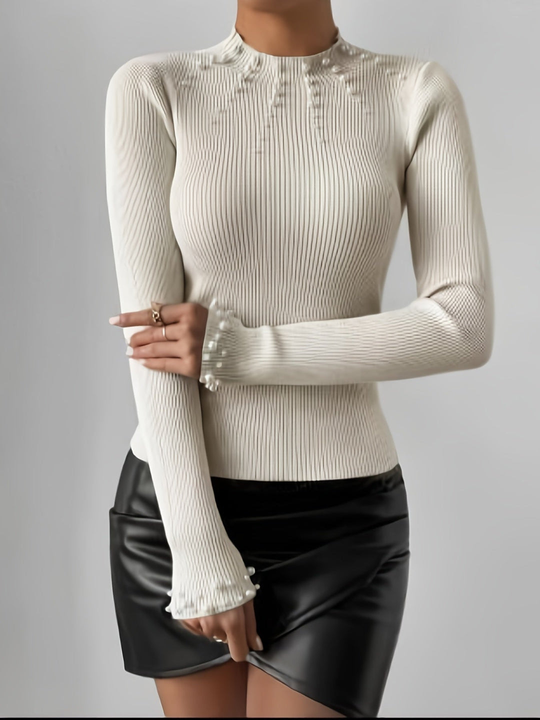 Stilla | Pullover med høj hals og perledekoration