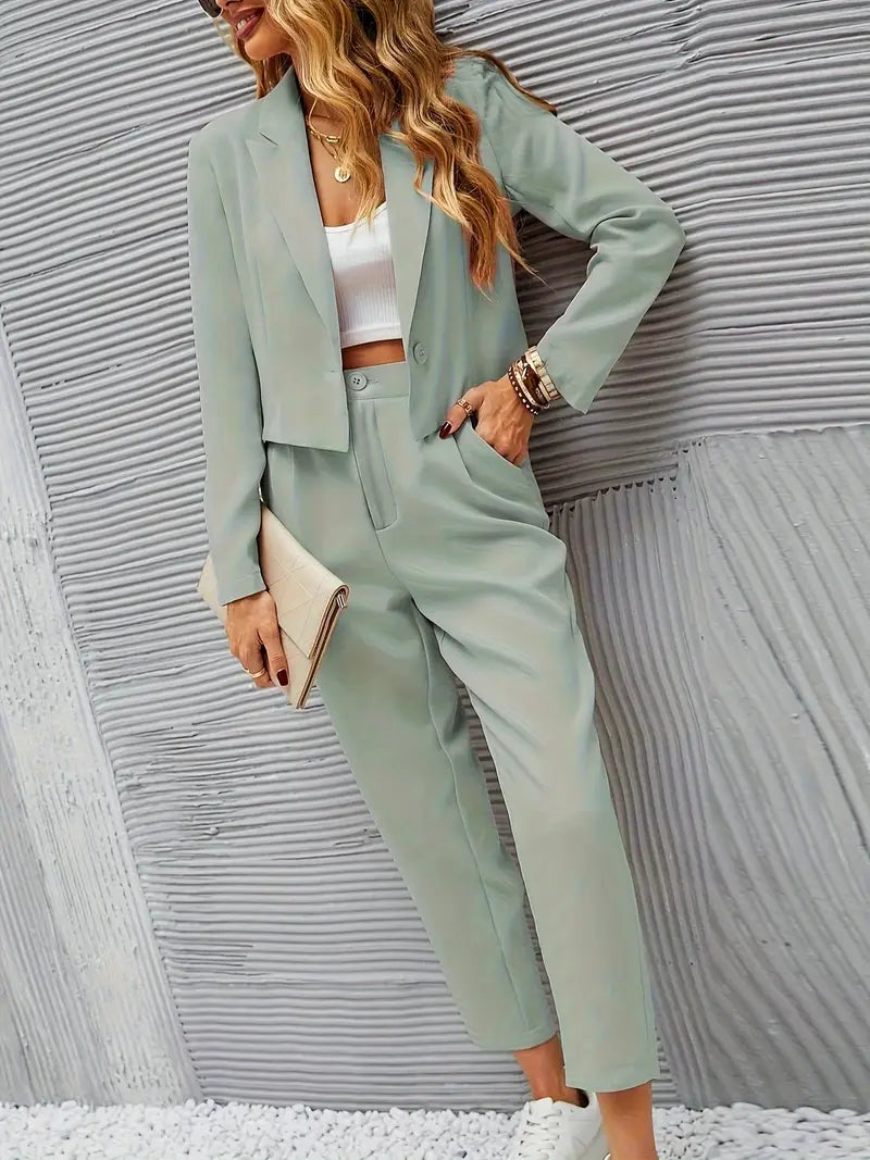 Stilla | Elegant Grøn Blazer. Tætsiddende Snit. Hætte. Lukket Med Én Knap.