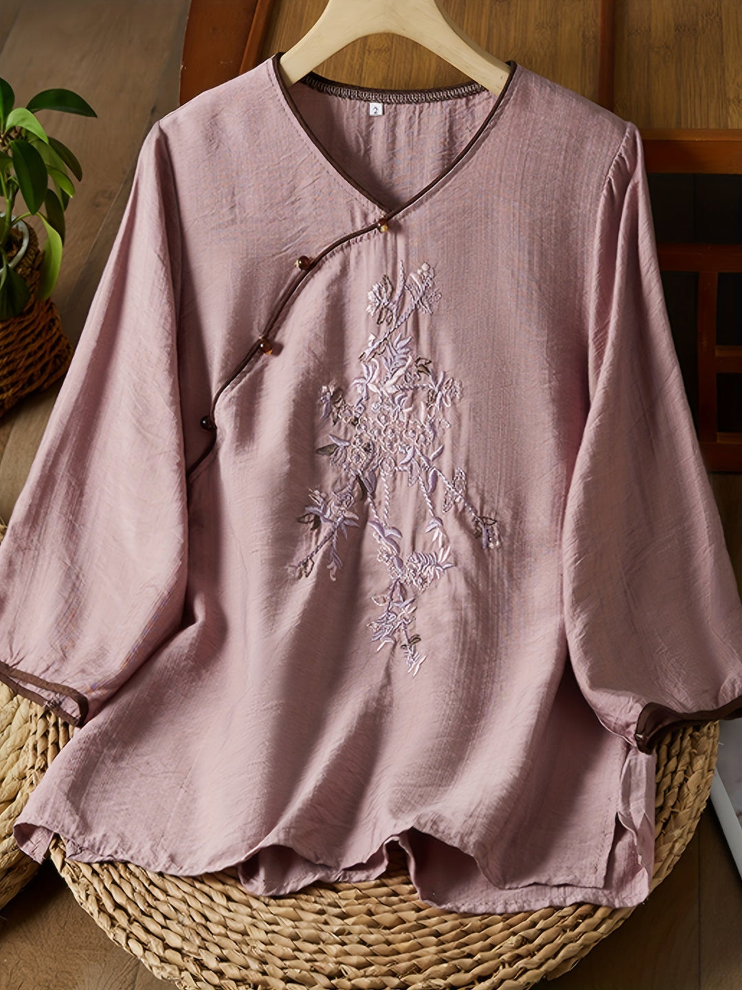 Stilla | Linned Damebluse 3/4 Ærmer, Perlemorsknapper Og Broderier, Retrostil Med Gennemsigtigheder