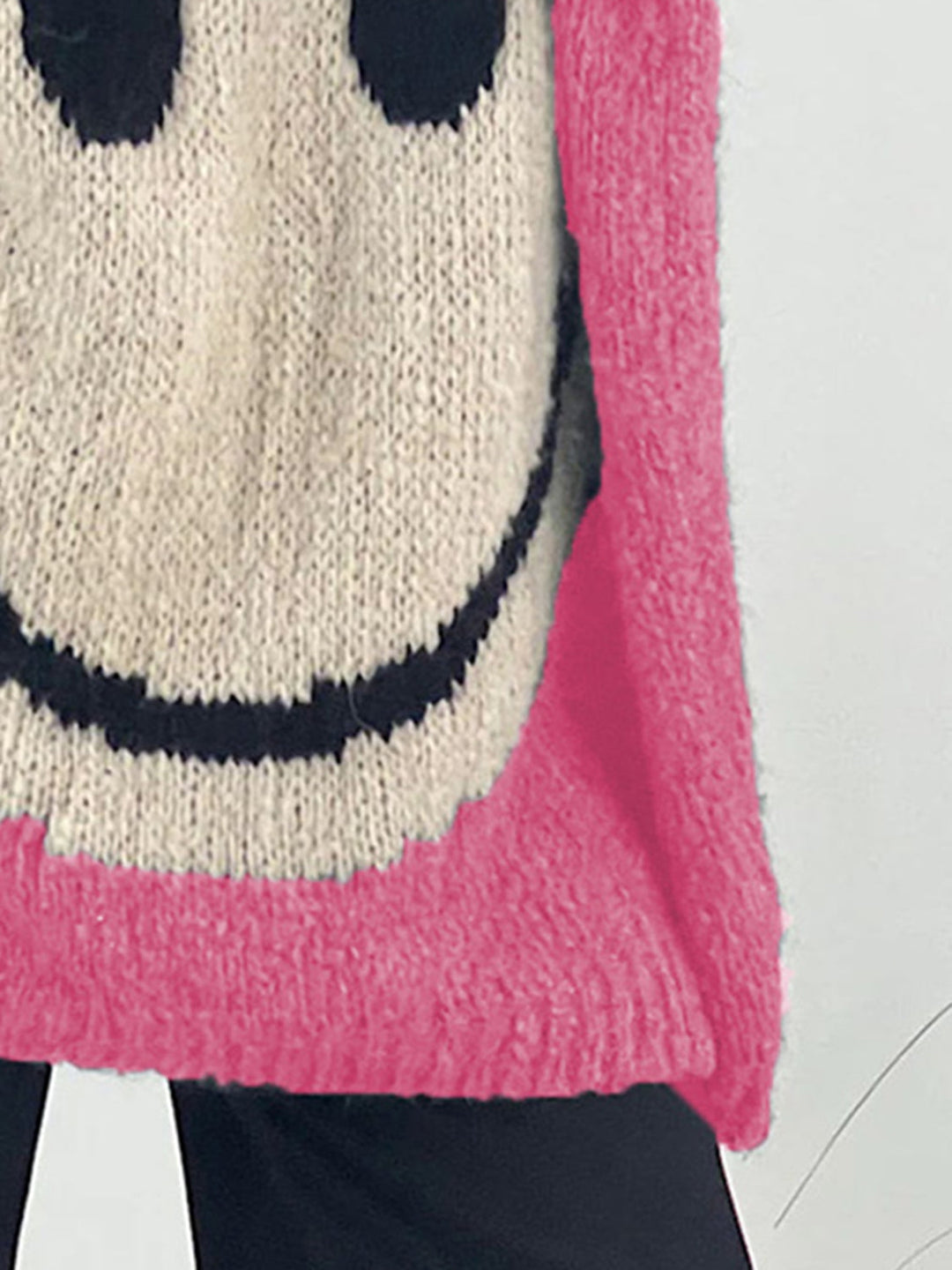 Stilla | Pullover med lange ærmer med et smilende ansigt og V-udskæring