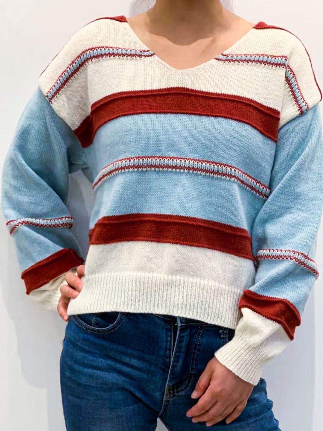 Stilla | Pullover med V-hals i kontrastfarve og faldende skuldre