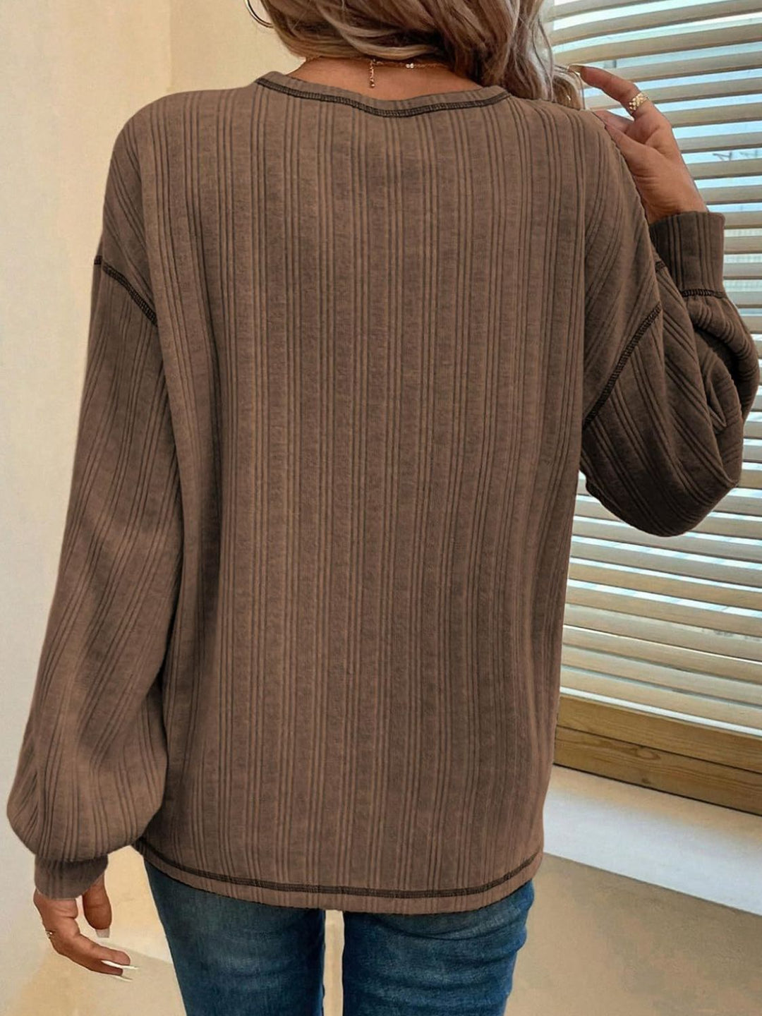 Stilla | T-shirt med rund halsudskæring og lange ærmer med kontrastsy.