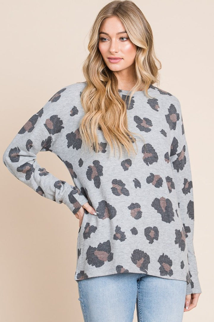 Stilla | T-shirt med leopardmønster og skulderfri ærmer