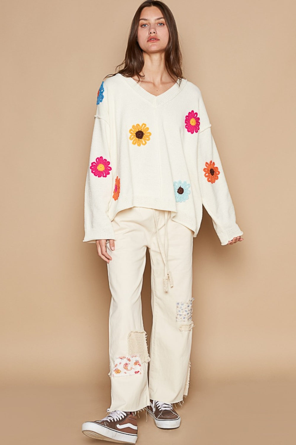 Stilla | Pullover med V-udskæring og lange ærmer med blomsterpatches