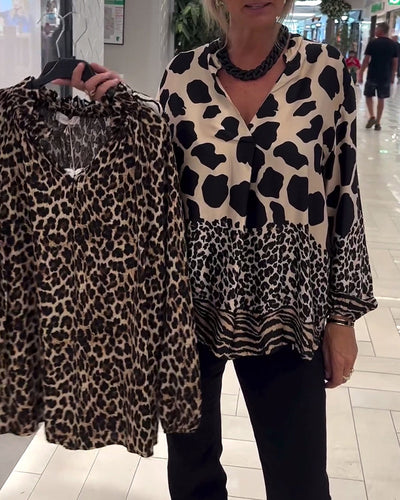 Stilla | Løs bluse med V-hals i leopardmønster