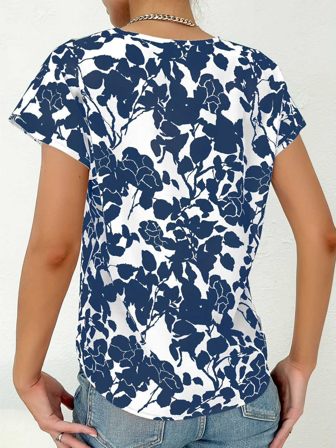 Stilla | Bluse med V-hals til damer med floral mønster