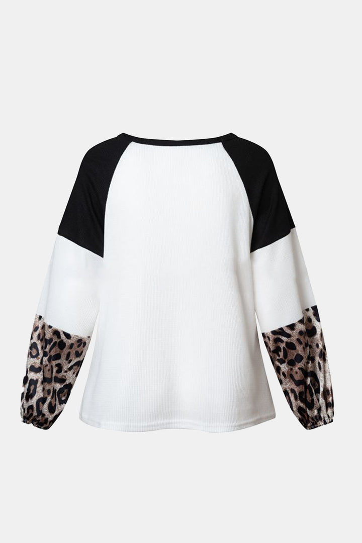 Stilla | T-shirt med farveblok vriddet og rund hals