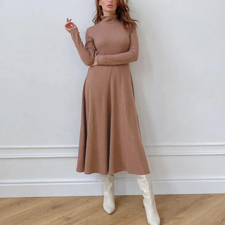 Stilla | Kjole Med Høj a Line Halsudskæring Elegante og Klassisk Design