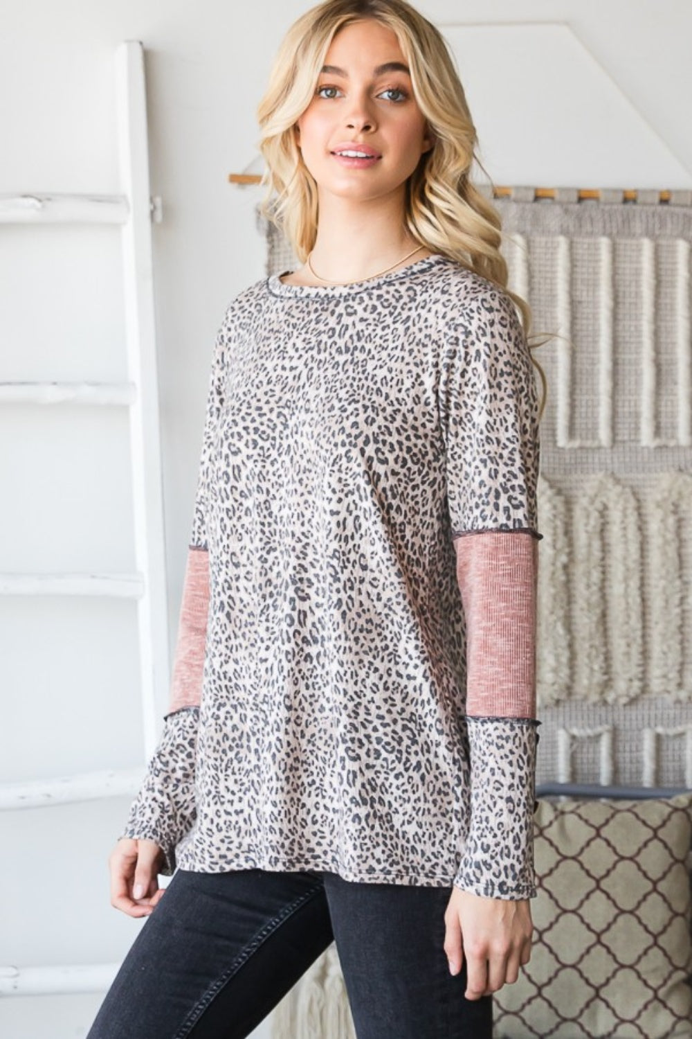 Stilla | T-shirt Kontrast Leopard Heimish Størrelse med Synlige Sømme