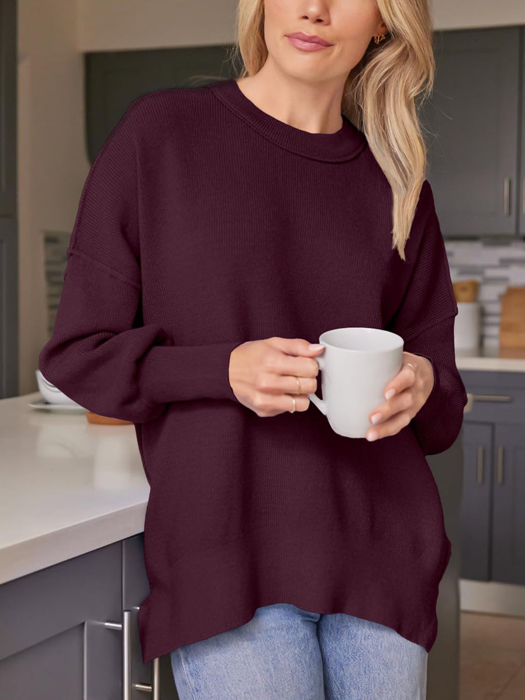 Stilla | Rundhals Pullover med Slids og Faldende Skuldre