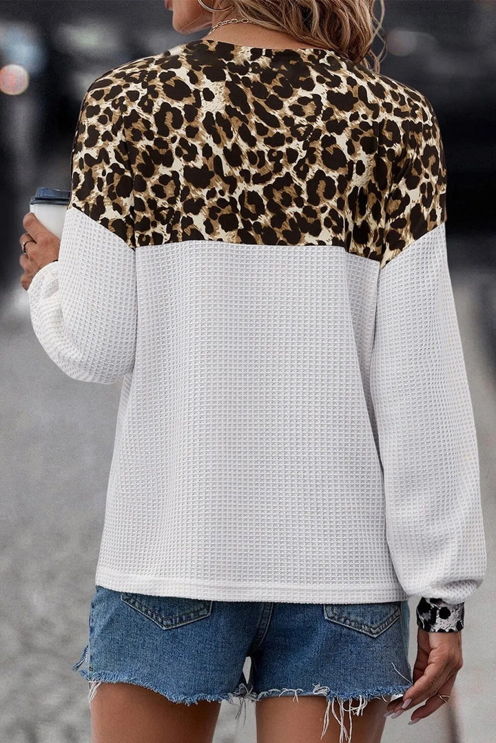 Stilla | Bluse med lange ærmer i bølget materiale med leopardmønster og V-udskæring