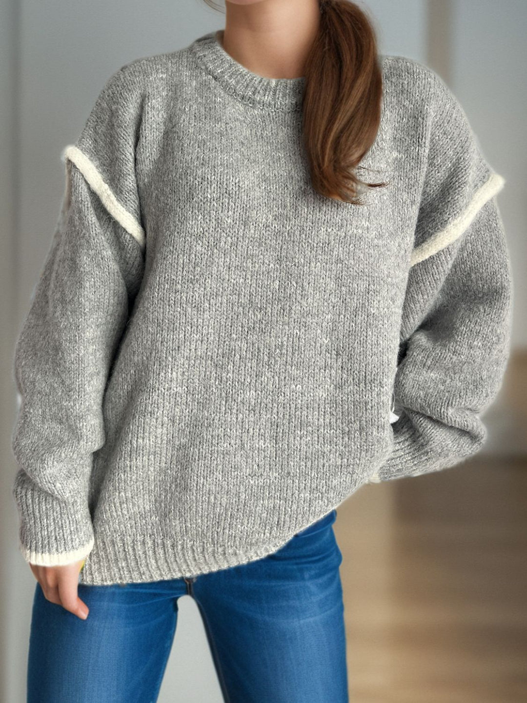 Stilla | Pullover med rund halsudskæring, overskårne skuldre og kontrasterende kant