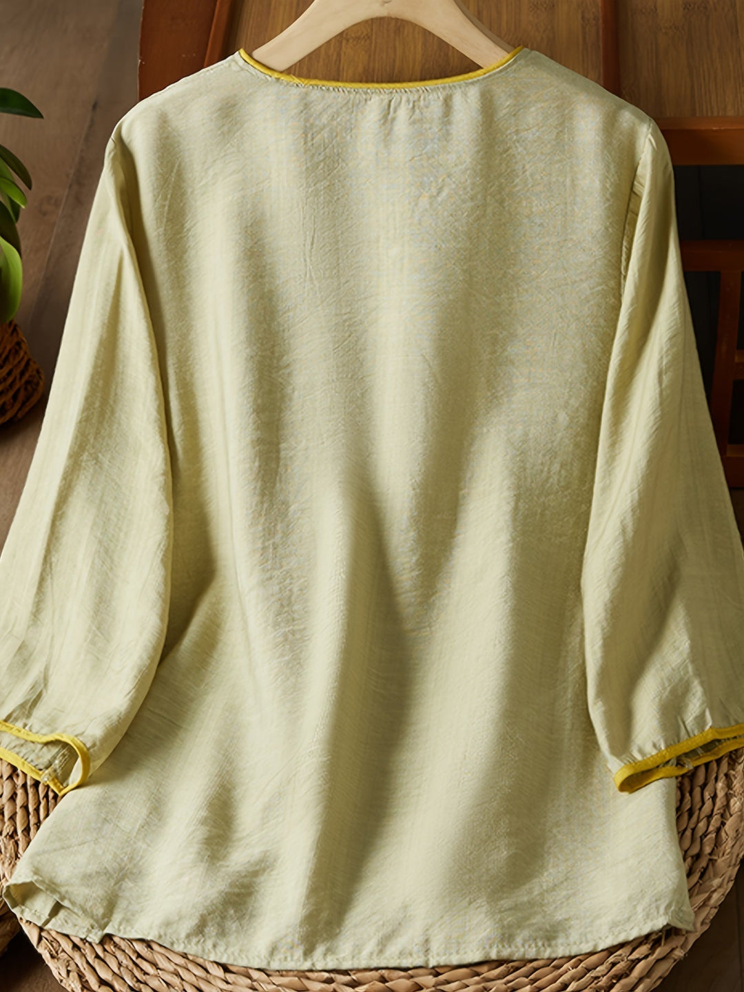 Stilla | Linned Damebluse 3/4 Ærmer, Perlemorsknapper Og Broderier, Retrostil Med Gennemsigtigheder