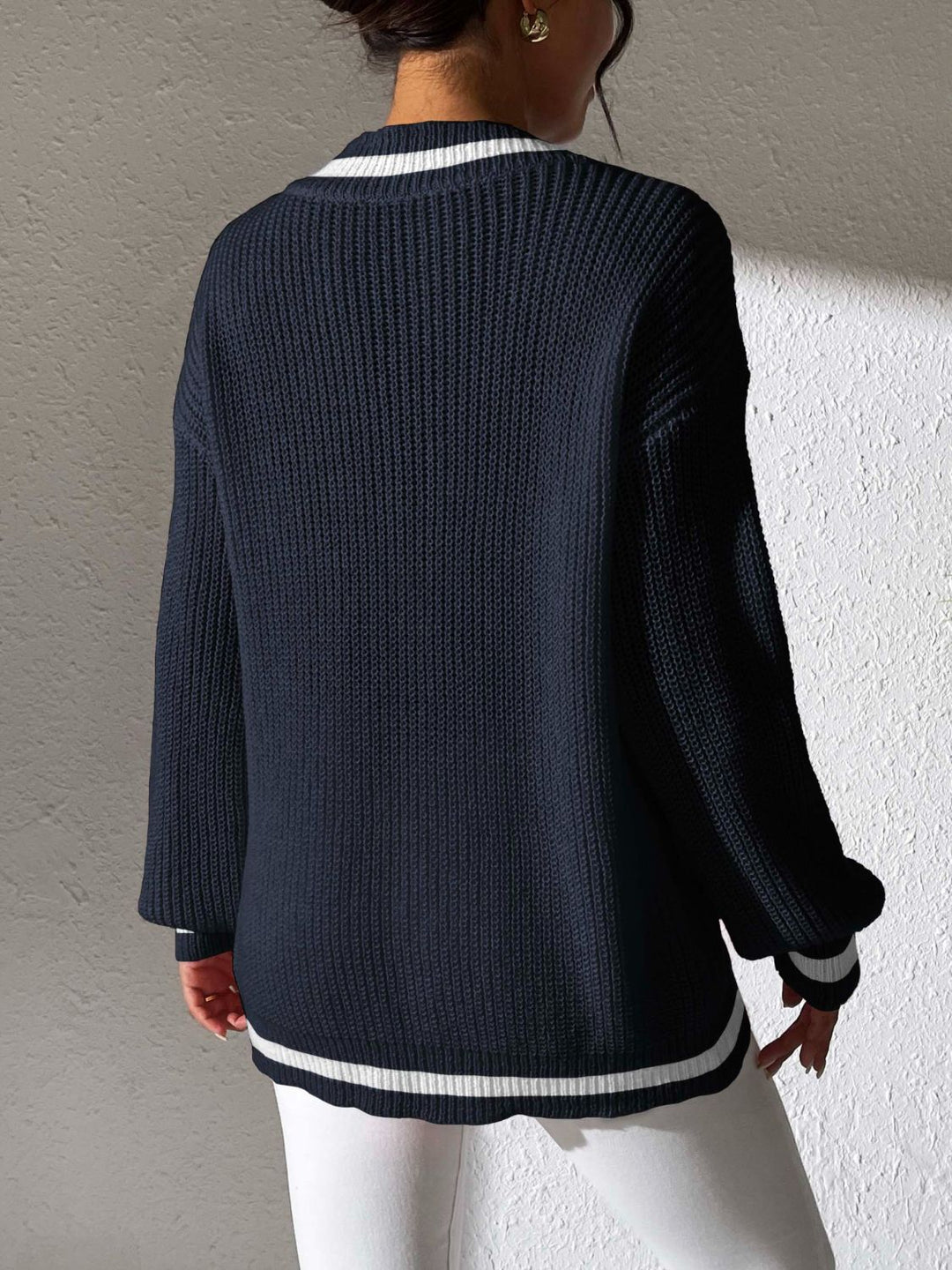 Stilla | Pullover med lange ærmer og kontrasterende kant og V-udskæring