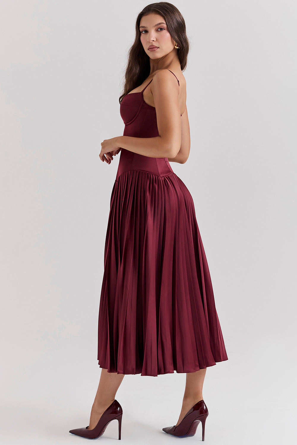 Stilla | Vin Satin Plisseret Midikjole