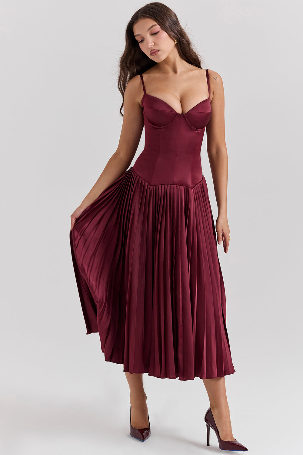 Stilla | Vin Satin Plisseret Midikjole