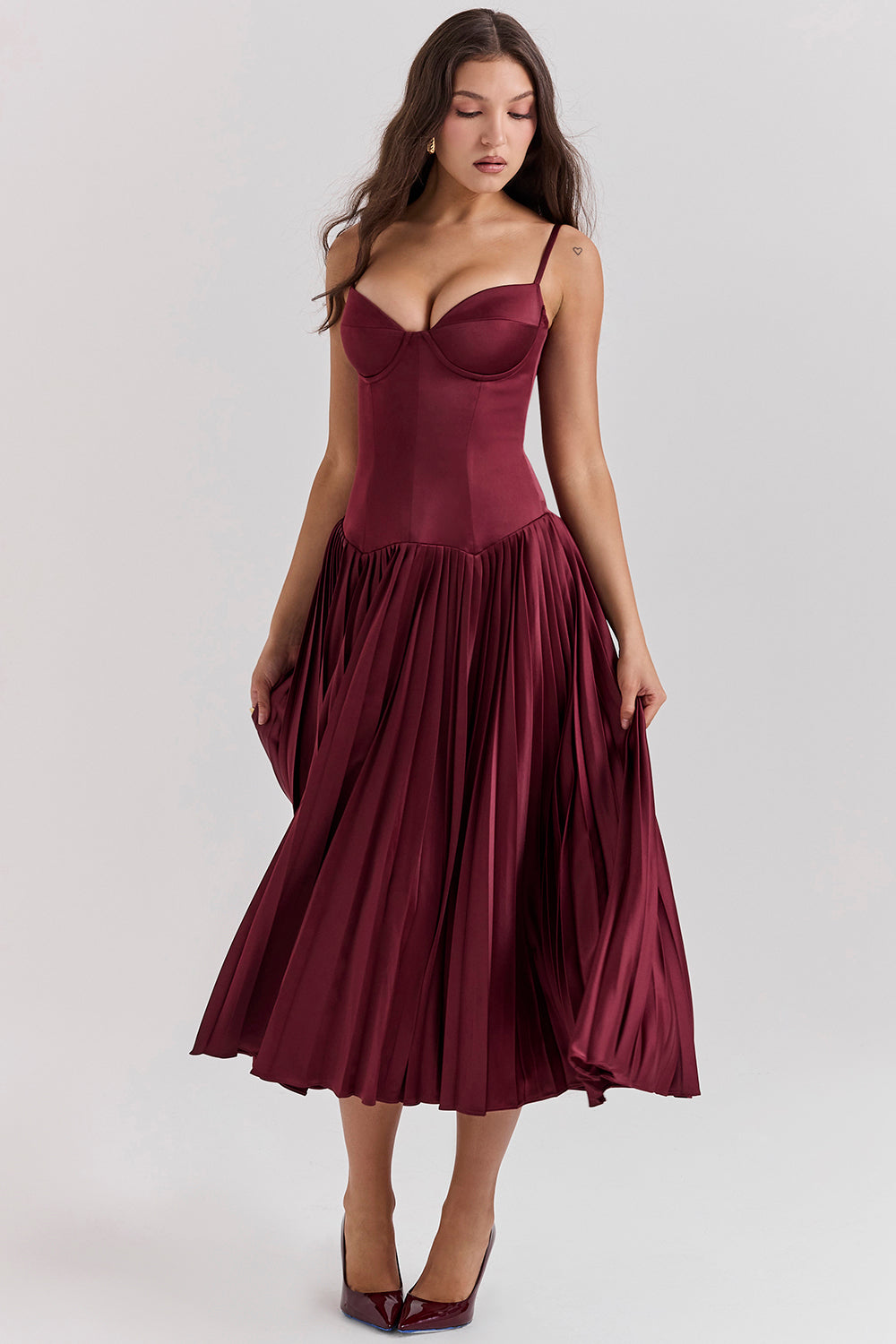 Stilla | Vin Satin Plisseret Midikjole