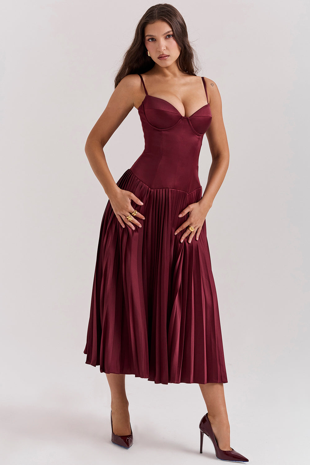 Stilla | Vin Satin Plisseret Midikjole