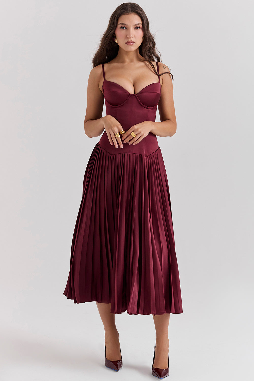 Stilla | Vin Satin Plisseret Midikjole