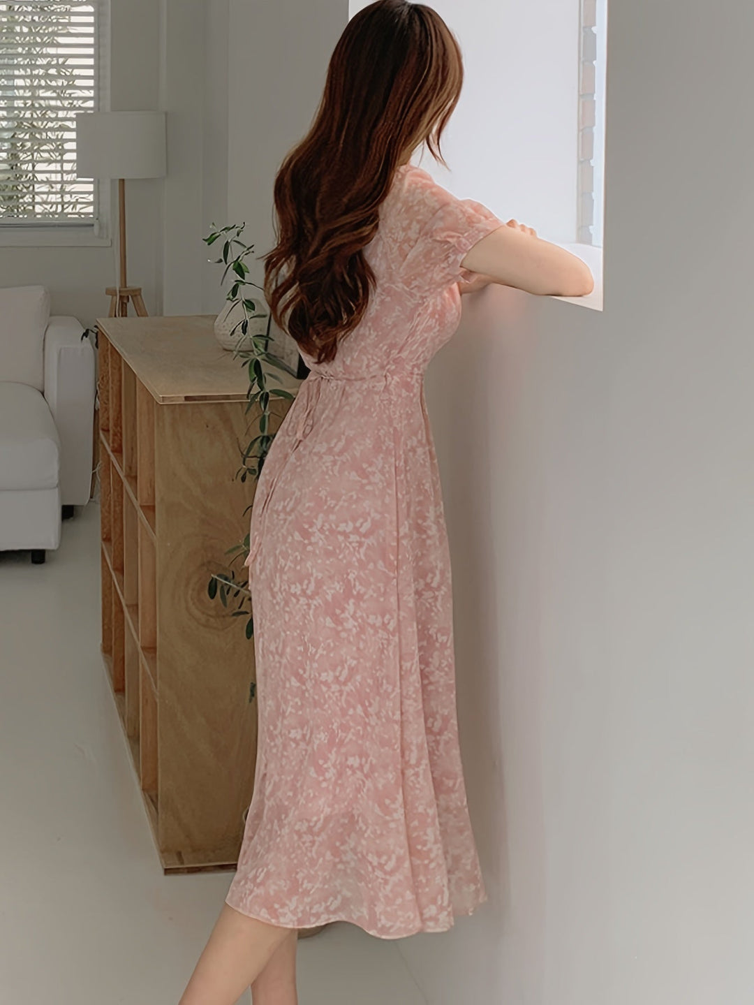 Stilla | Elegant Chiffon Midi Kjole Blomstermønster, V-Udskæring Og Puffede Ærmer