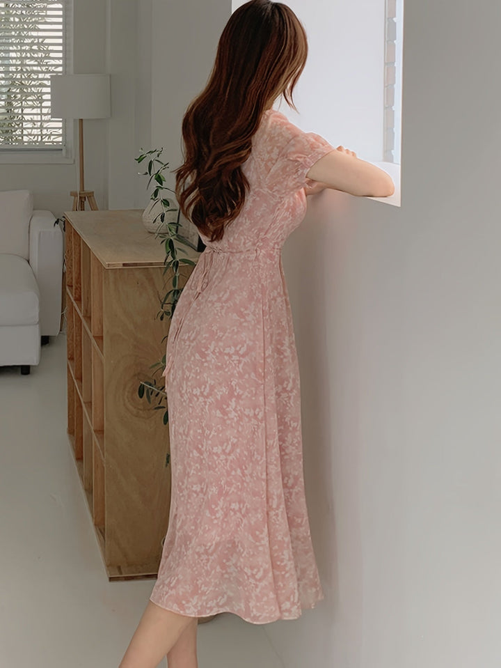 Stilla | Elegant Chiffon Midi Kjole Blomstermønster, V-Udskæring Og Puffede Ærmer