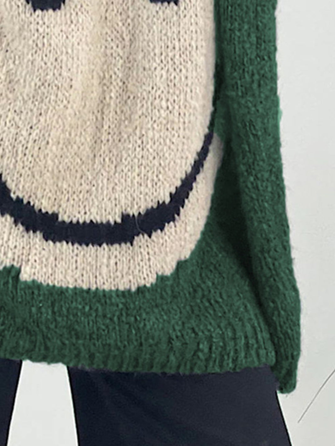 Stilla | Pullover med lange ærmer med et smilende ansigt og V-udskæring
