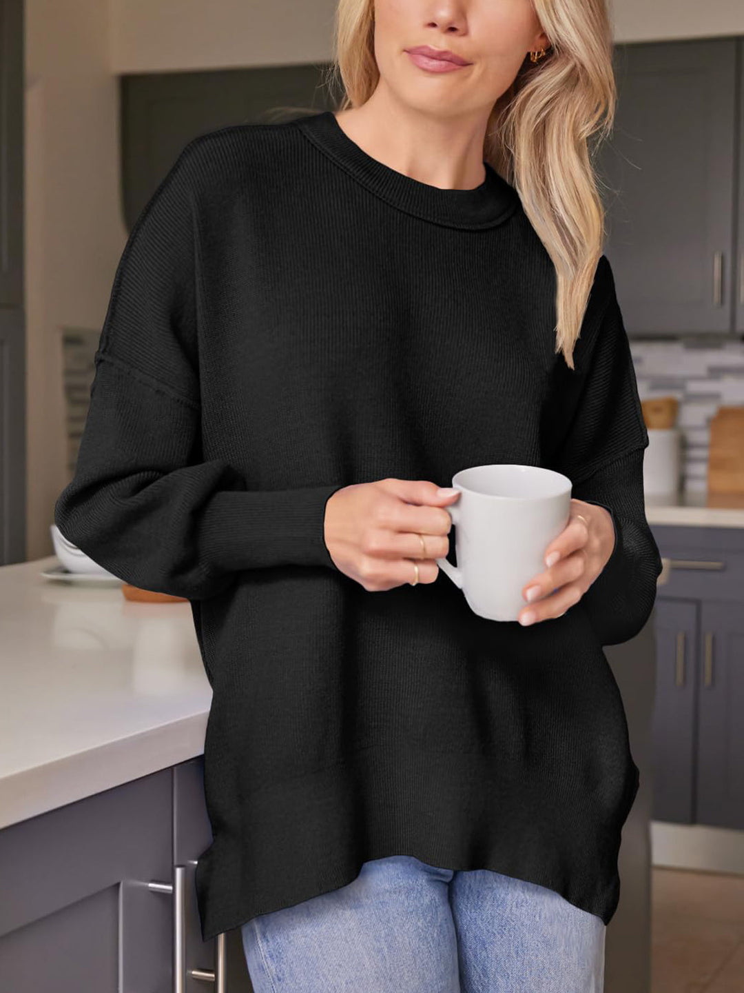 Stilla | Rundhals Pullover med Slids og Faldende Skuldre