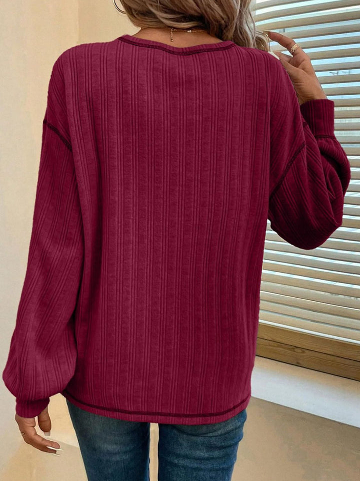 Stilla | T-shirt med rund halsudskæring og lange ærmer med kontrastsy.