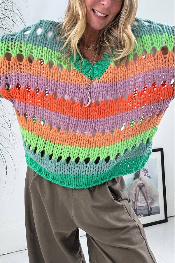 Stilla | Den Trendy, Lækre, Multifarvede Strikpullover Denne Sæson Med Sin Dyb V-udskæring Og Sin Balloonærmer