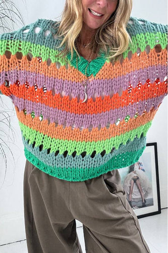 Stilla | Den Trendy, Lækre, Multifarvede Strikpullover Denne Sæson Med Sin Dyb V-udskæring Og Sin Balloonærmer