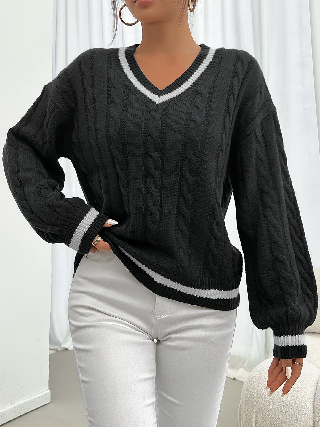 Stilla | Kabelstrikpullover med fine detaljer