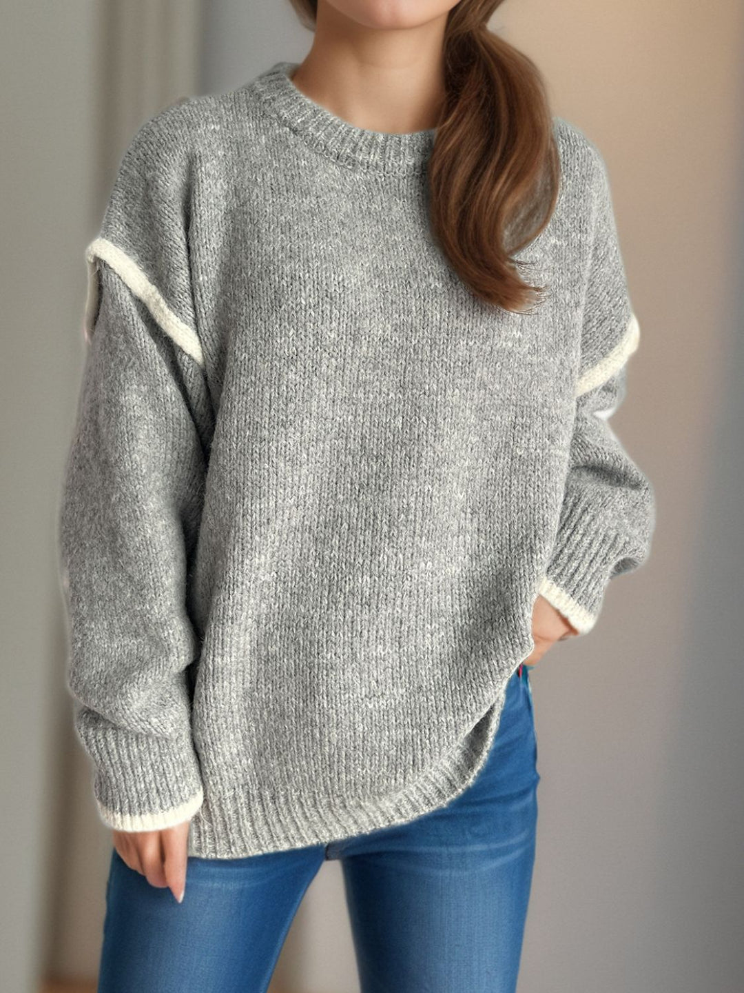 Stilla | Pullover med rund halsudskæring, overskårne skuldre og kontrasterende kant