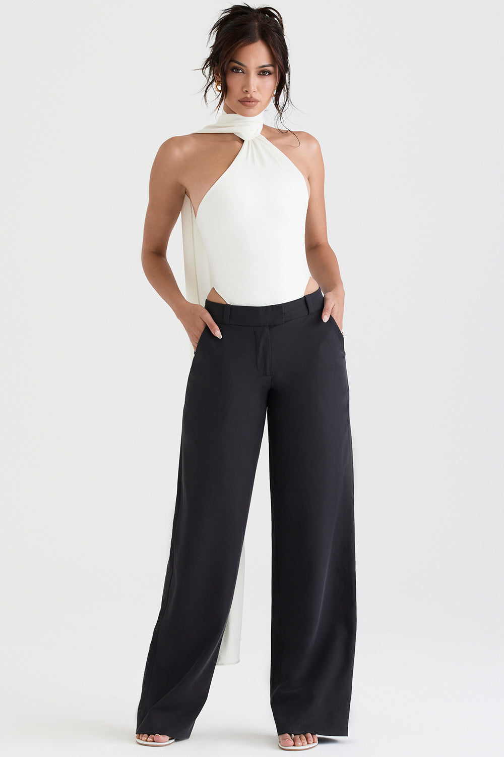 Stilla | Ivory Satin Bodysuit Med Omløbshals Og Grå Løse Bukser