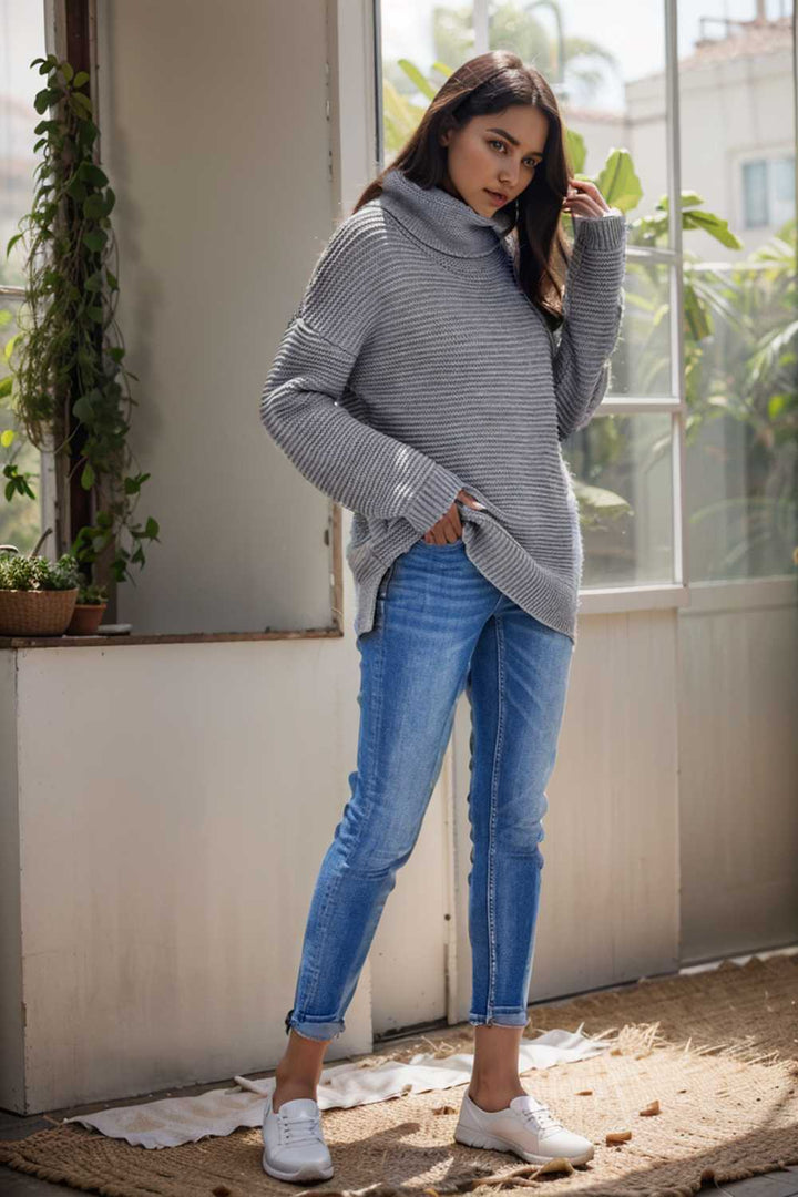 Stilla | Læderpullover i grov strik med lange ærmer, stående krave og split