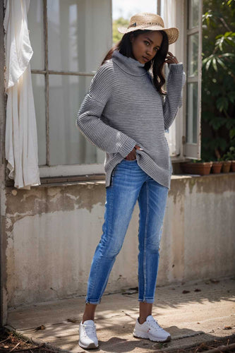 Stilla | Læderpullover i grov strik med lange ærmer, stående krave og split