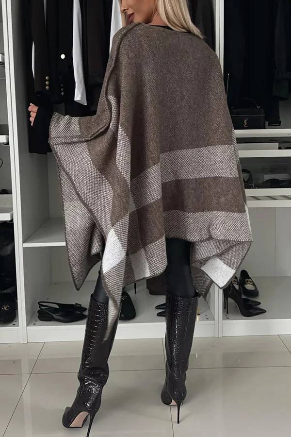 Stilla | Bred Skåret Rude Strik Poncho, Ro og Elegant, Med Batwing Ærmer i Farveblokering