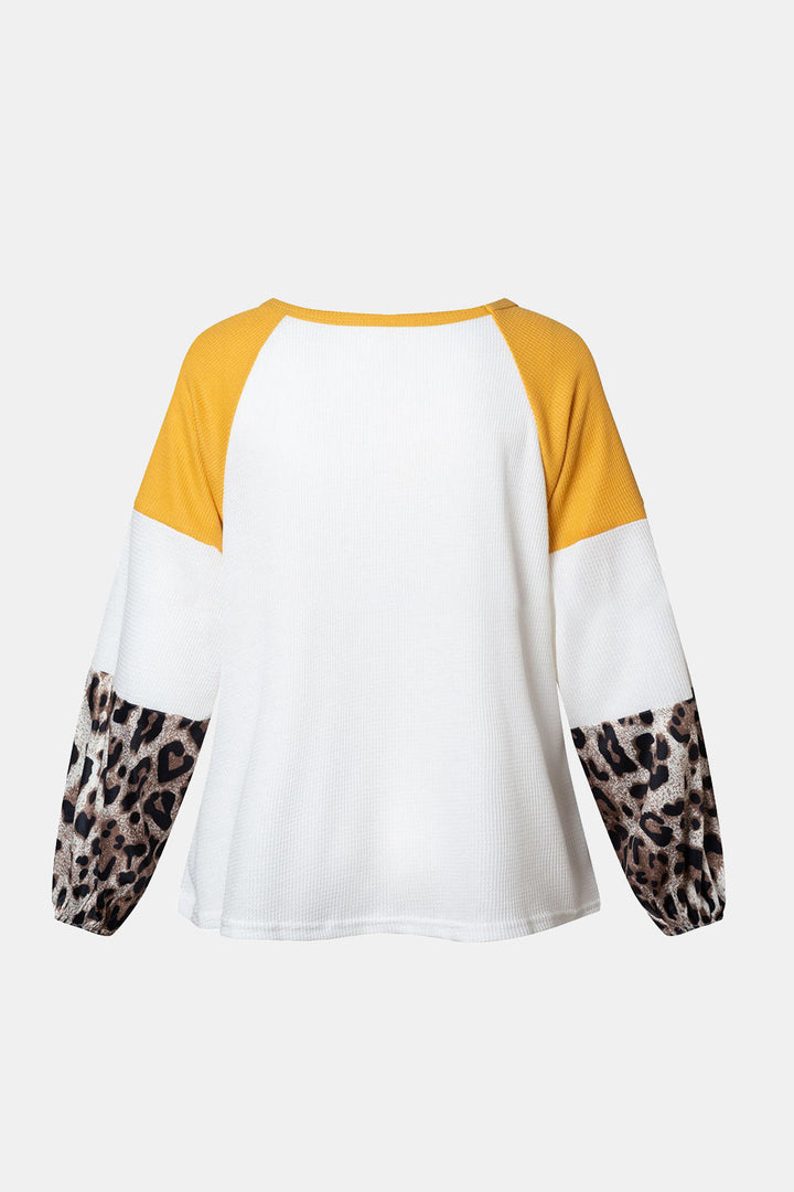 Stilla | T-shirt med farveblok vriddet og rund hals
