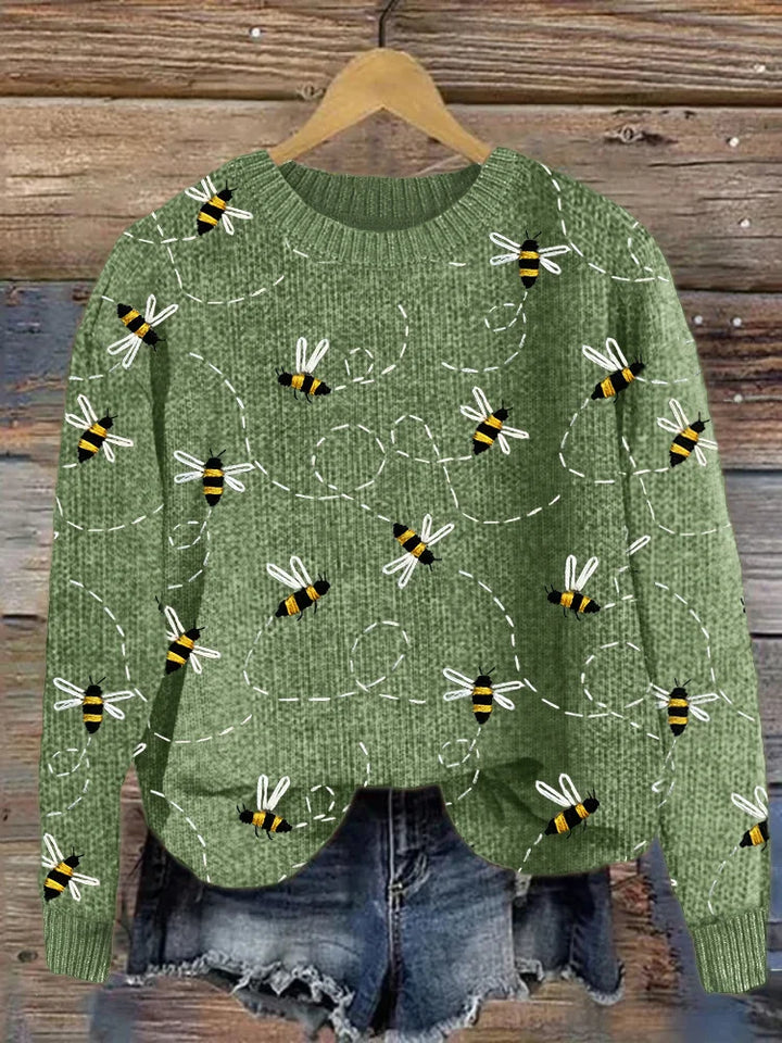 Stilla | Charmerende strikpullover med bi-stikning